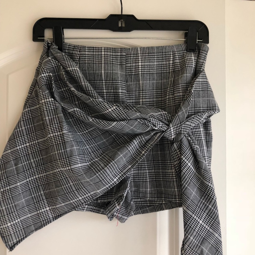 Brand new, stylish checkered shorts with tie front